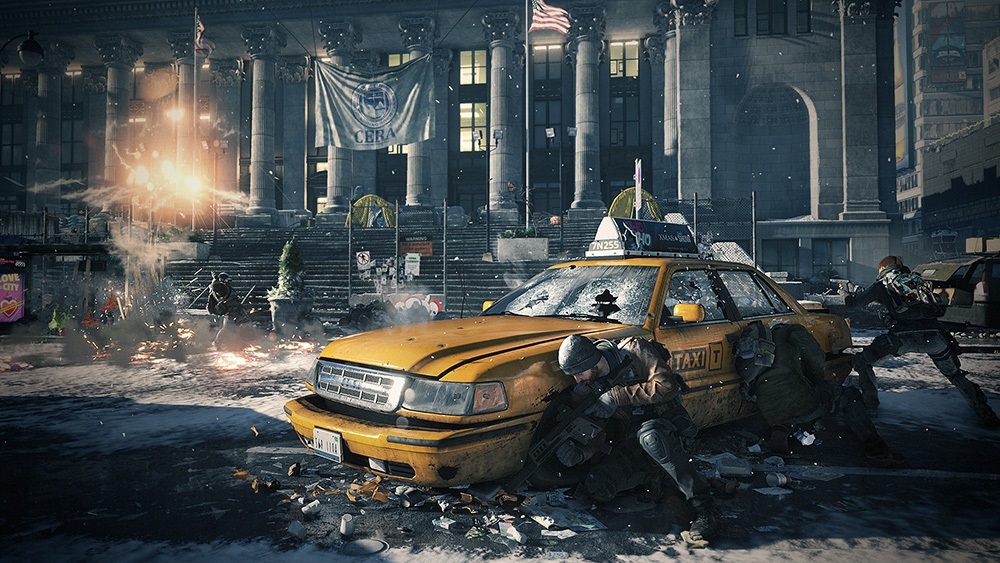 screenshot z hry Tom Clancy's: The Division, hlavný hrdina sa pri prestrelke na námestí schováva za taxíkom